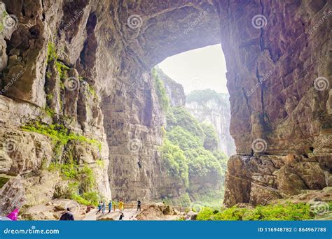 Das Baming Tiankeng - Ein verstecktes Paradies voller geologischer Wunder!