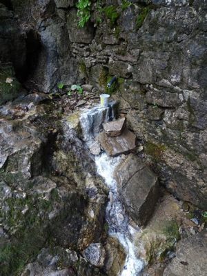 Die Schwefelquelle von Yaoxian: Ein dampfender Einblick in die geologischen Wunder der Erde!