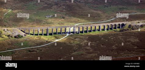 Der Ribblehead Viadukt: Eine imposante Eisenbahnbrücke mit atemberaubender Aussicht auf die Yorkshire Dales!